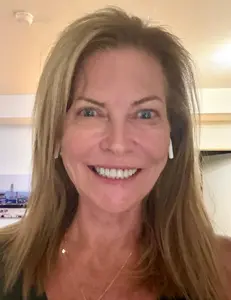 Meet Tara Aronson, author and award-winning journalist writing about practical cleaning, decluttering, home organization and creating a more manageable home.