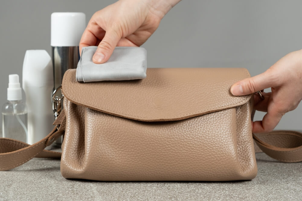 leather-purse-cleaning