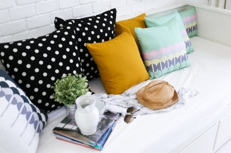 sofa-bed-guests-sharing